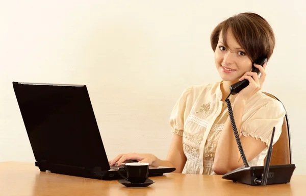 Nettes Mädchen mit Laptop — Stockfoto