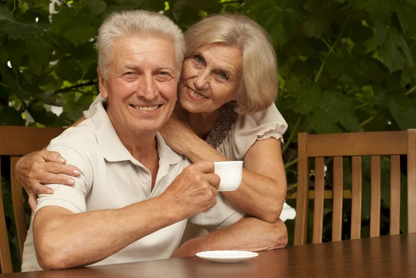 Goed ouder paar zitten op de veranda — Stockfoto