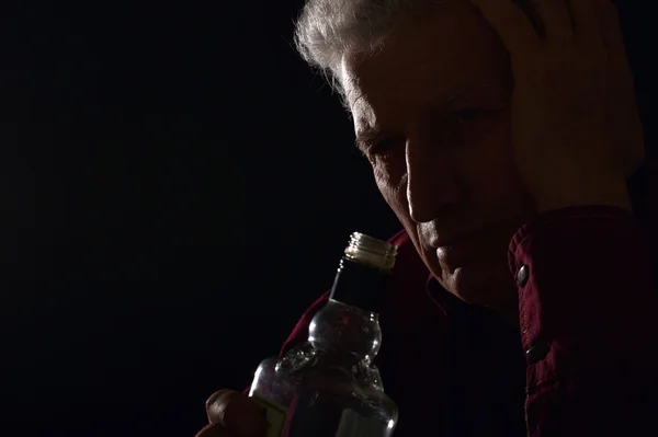 Old man drinking alcohol — Stock Photo, Image