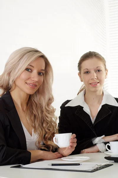 Heureux les hommes d'affaires dans leur bureau — Photo