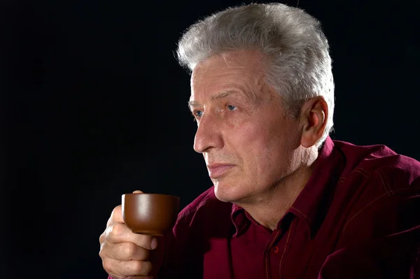 Adamla kahve kapmutlu yaşlı kadınla bir bej çay — Stok fotoğraf