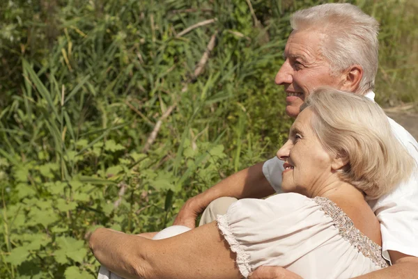 Amar a los ancianos fue a dar un paseo. —  Fotos de Stock