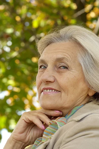 Volwassen vrouw genieten van een wandeling — Stockfoto