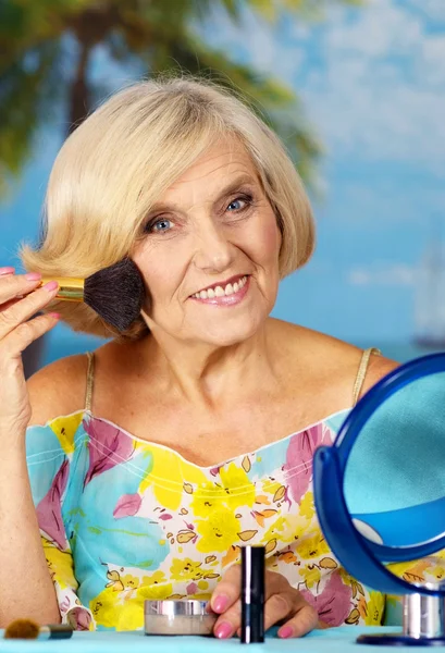 Femme plus âgée maquillage — Photo