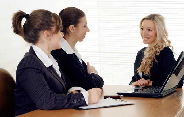 Hermosos empresarios para discutir temas actuales —  Fotos de Stock