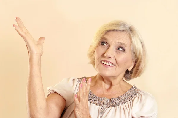 Mulher mostrando seu produto — Fotografia de Stock