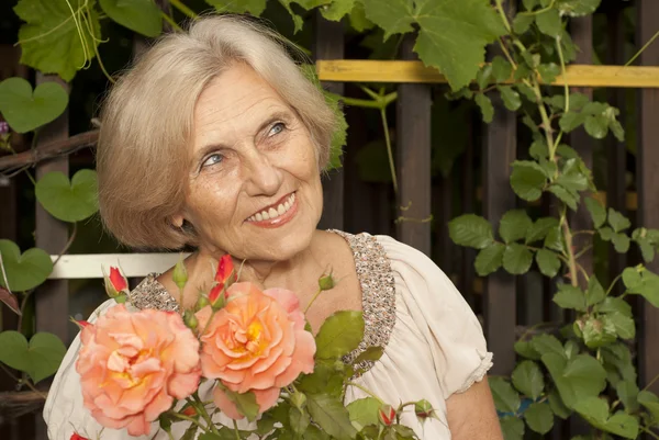 Nette ältere Frau sitzt auf der Veranda — Stockfoto