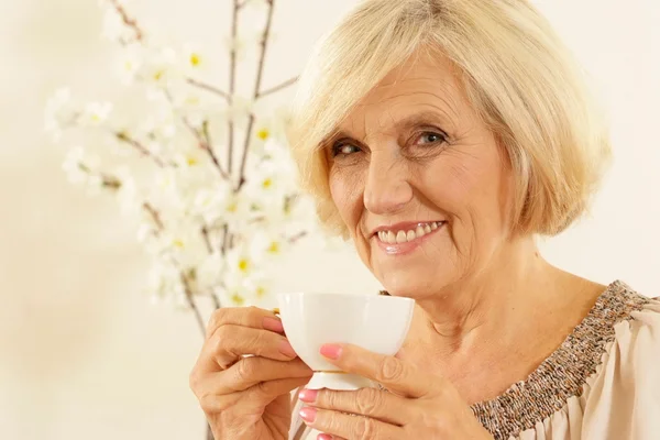 Retrato de una buena anciana con café —  Fotos de Stock