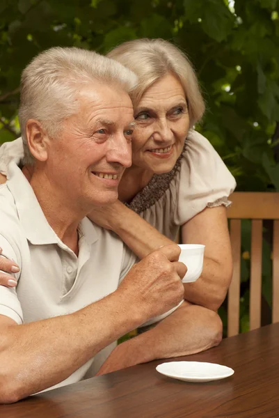 Cool ouder koppel zittend op de veranda — Stockfoto