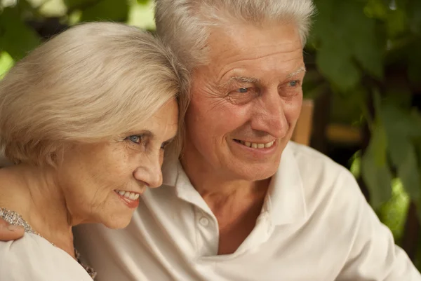 Encantadora pareja de ancianos sentados en la terraza —  Fotos de Stock
