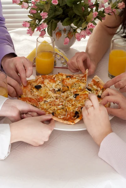 Grappige mensen eten de pizza — Stockfoto