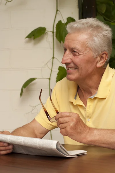 Rêver homme plus âgé assis sur la véranda — Photo