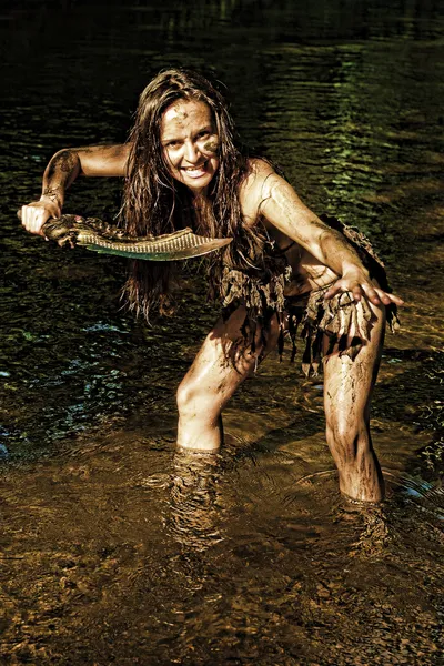 Chica atractiva posando sobre la naturaleza — Foto de Stock