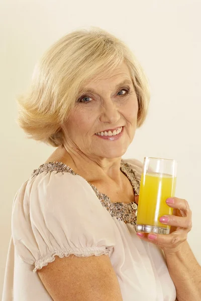 Alte Frau mit Saft — Stockfoto