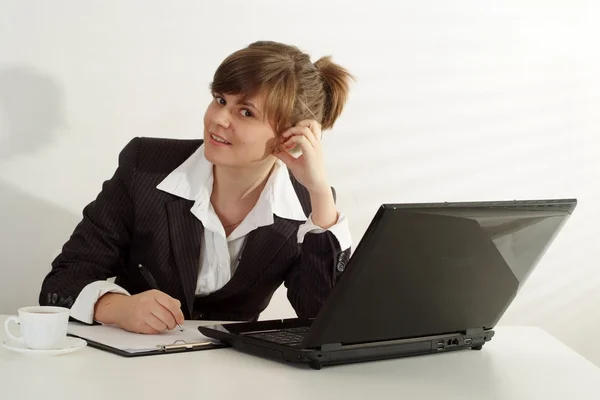Attraktiva affärskvinna i hennes kontor — Stockfoto