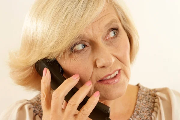 Bela velha mulher com um telefone — Fotografia de Stock