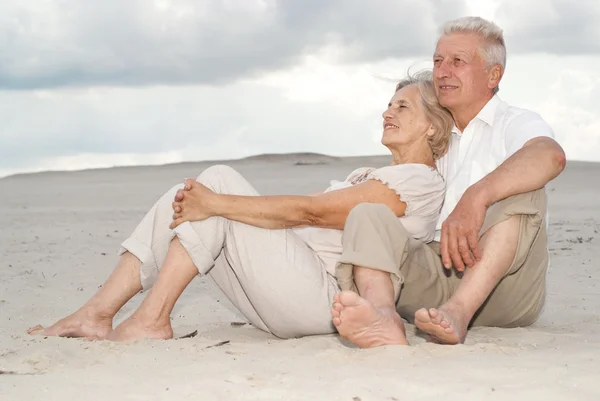 Sweet elderly couple enjoy the sea breeze — Stock Photo, Image