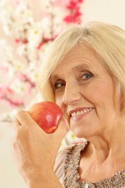 Frau mit einem Apfel — Stockfoto