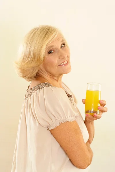 Donna anziana con succo — Foto Stock