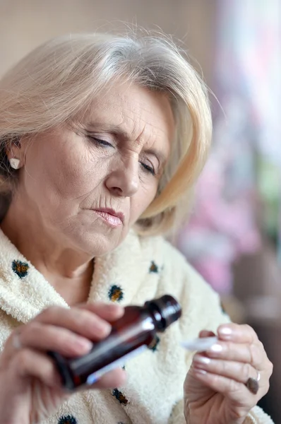 Пожилая женщина, принимающая лекарства — стоковое фото