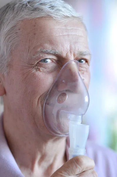 Hombre haciendo inhalación — Foto de Stock