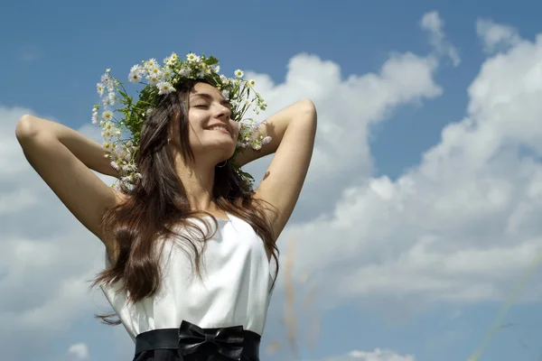 Chica de pie contra el cielo — Foto de Stock