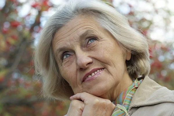 Volwassen vrouw genieten van een wandeling — Stockfoto