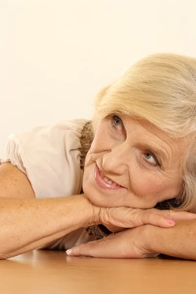 Portret van een gelukkige oude vrouw — Stockfoto