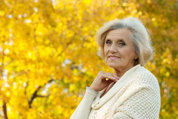 Seniorin zu Fuß — Stockfoto