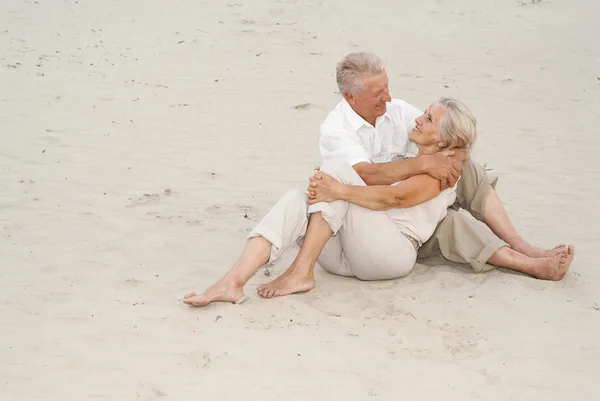 Cute elderly couple enjoy the sea breeze — Stock Photo, Image