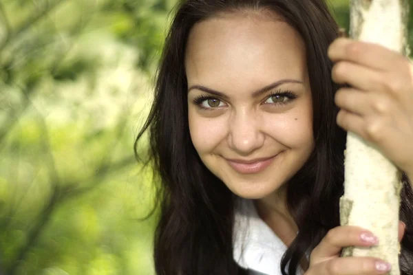 Gelukkige vrouw in een zomer park — Stockfoto