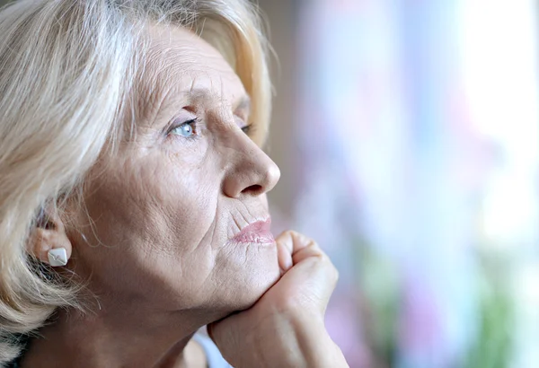 Ritratto di una vecchia donna europea — Foto Stock