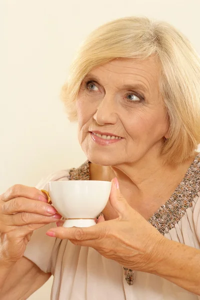 Alte Frau mit Tee — Stockfoto