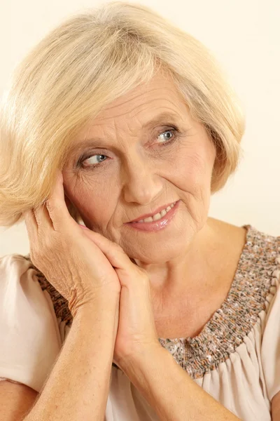 Mutlu güzel yaşlı kadın portresi — Stok fotoğraf