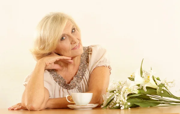 Portret van gelukkig leuke oude vrouw — Stockfoto