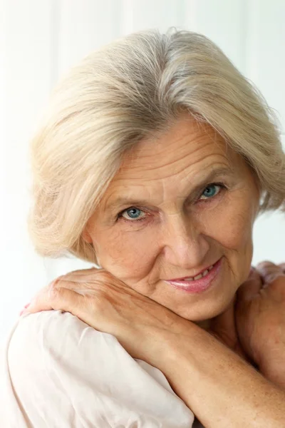 Retrato de una hermosa mujer mayor —  Fotos de Stock