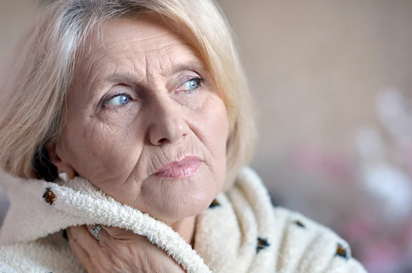 Vrouw in een badjas thuis — Stockfoto