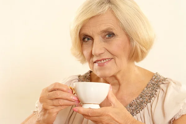 Retrato de una anciana feliz con té —  Fotos de Stock