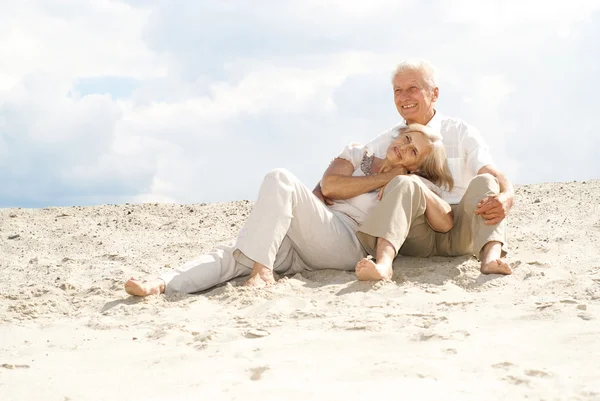 Magnífica pareja de ancianos disfrutan de la brisa del mar — Foto de Stock