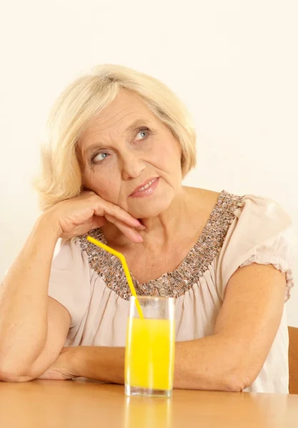 Bela velha mulher com suco — Fotografia de Stock