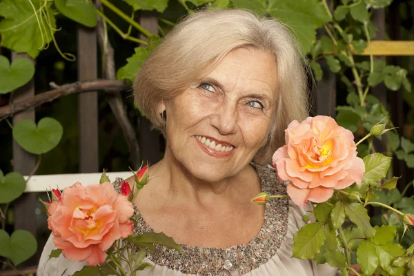 Vrij oudere vrouw zitten op de veranda — Stockfoto