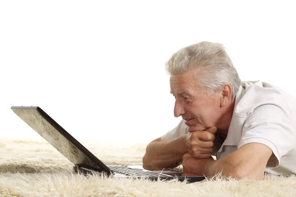 Starší muž relaxovat doma — Stock fotografie