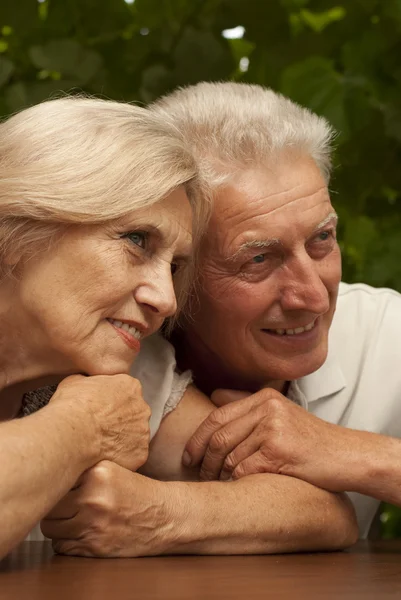 Denken bejaarde echtpaar zittend op de veranda — Stockfoto