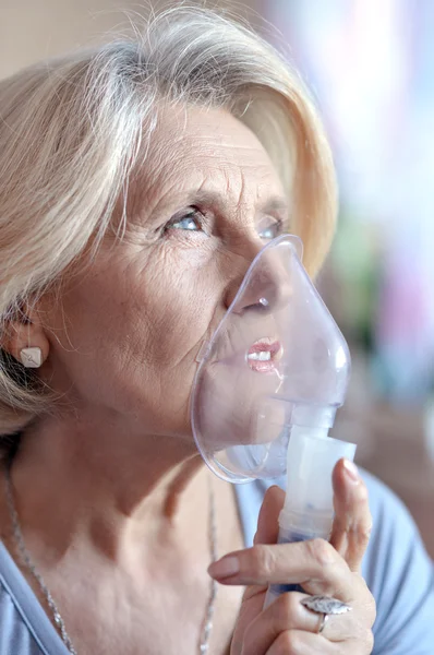 Mujer haciendo inhalación —  Fotos de Stock