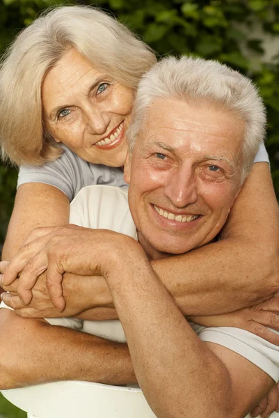 Cool couple âgé dans le parc — Photo