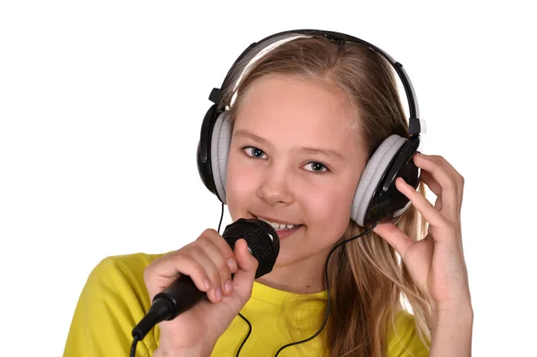 Menina na camisa amarela cantando — Fotografia de Stock