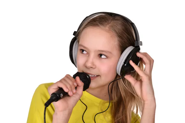 Menina na camisa amarela cantando — Fotografia de Stock