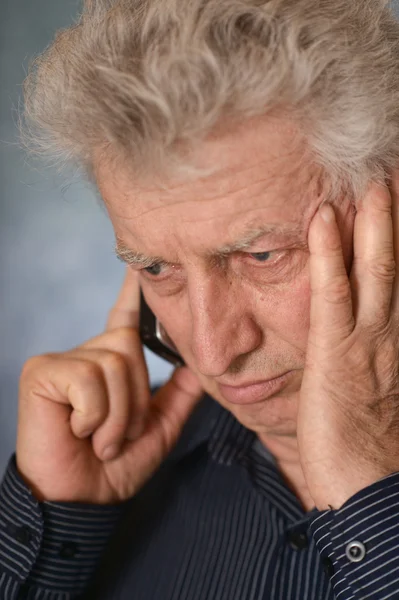 Smutný starý muž volání — Stock fotografie