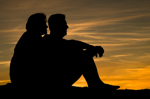 People silhouettes at sunset — Stock Photo, Image