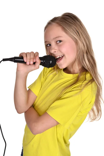 Menina na camisa amarela cantando — Fotografia de Stock